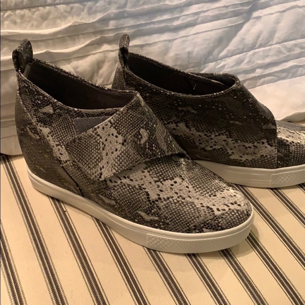 Snakeskin Wedge shoes😍